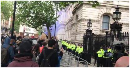 活动|伦敦多名警察遇袭，约翰逊怒批：抗议已被“暴行”颠覆，将追究责任