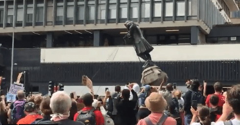 英国示威者推倒奴隶贩子雕像声援美国抗议示威活动