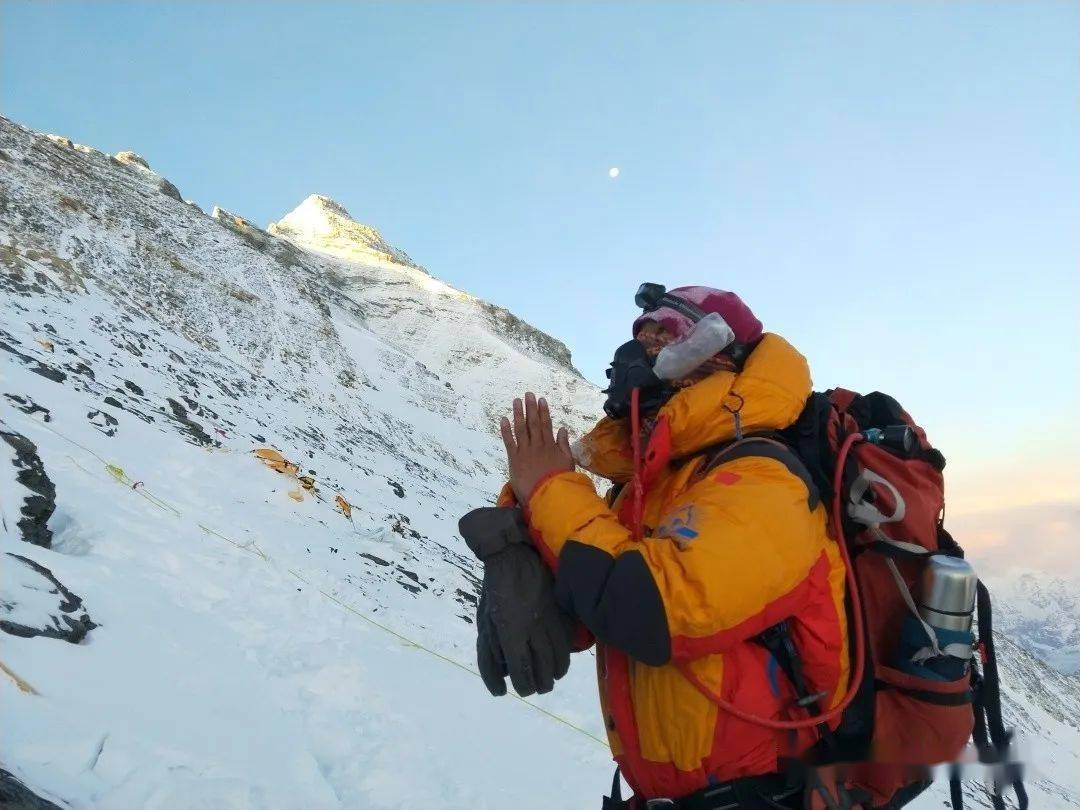 攀登中的多吉多吉的登山经历与扎西贡布相似:从2013年开始在启孜峰