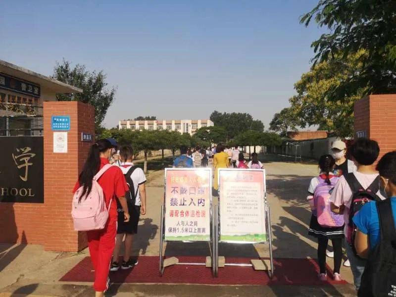 乐亭县新寨中心小学四,五年级学生有序进入校门.
