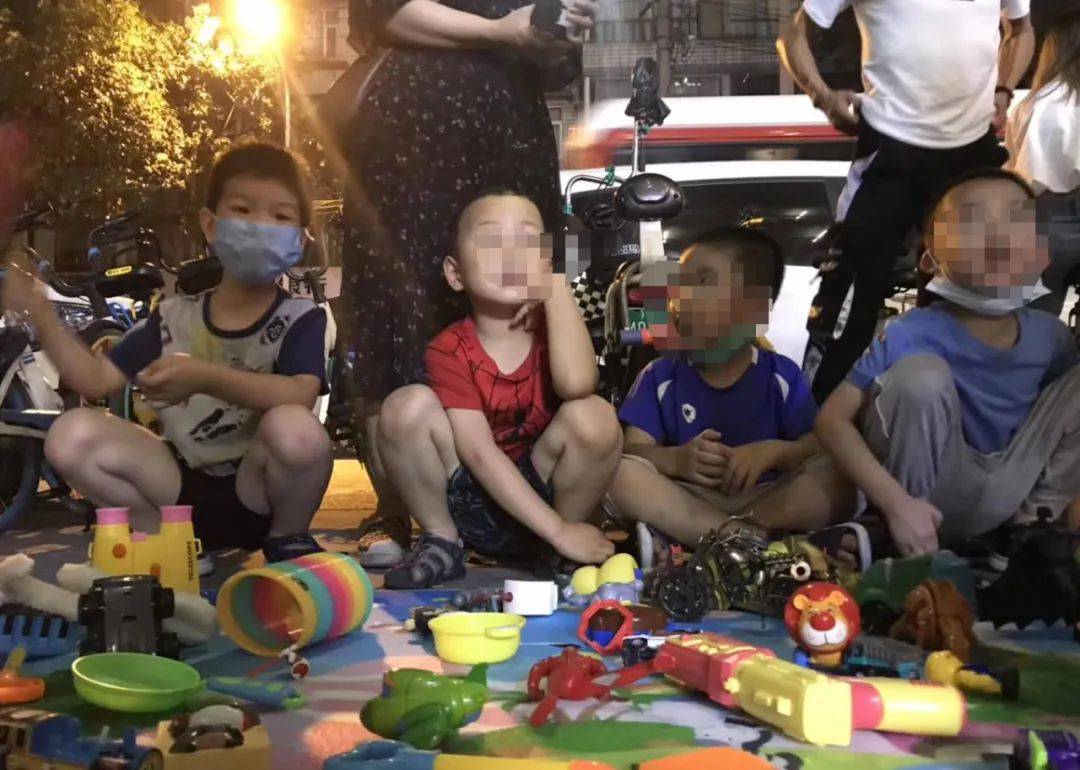 人口摆地摊_摆地摊图片(3)