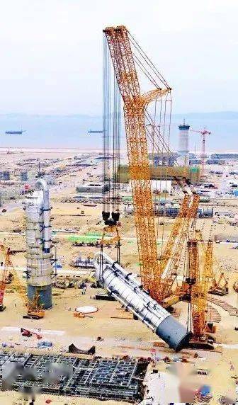 四千吨履带起重机:古雷之行擎十塔,万吨吊装立战功!