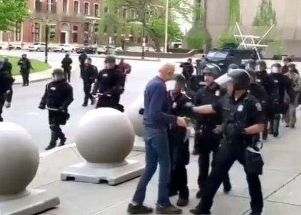 川普发推造谣“75岁老人被警察推倒”事件