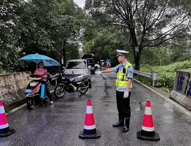 跑外卖下暴雨怎么穿搭_暴雨送外卖图(2)