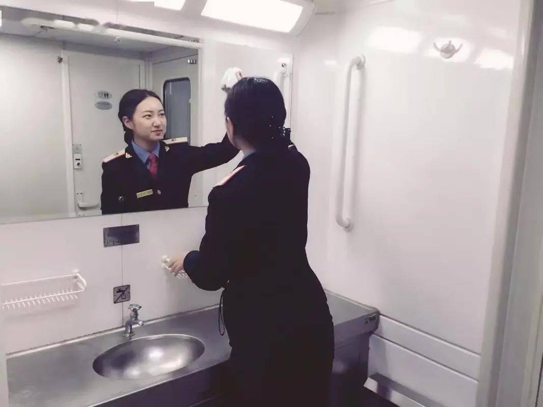 老照片的故事蒙古族女列车员的家庭相册