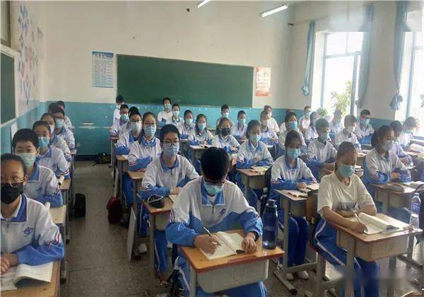 第九中学八年级学生重返课堂