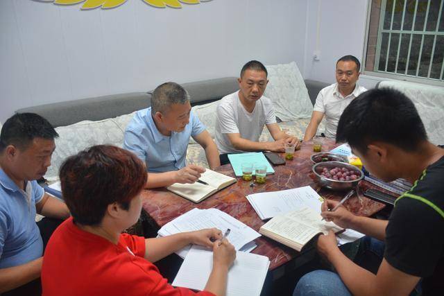 县禁毒办副主任郑玉华,县禁毒办相关人员深入格林镇太平村,风光村等