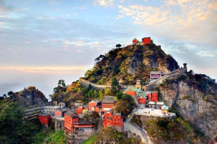 武当山坐落在沟壑纵横,风景如画的 湖北省丹江口市境内西南部武当山