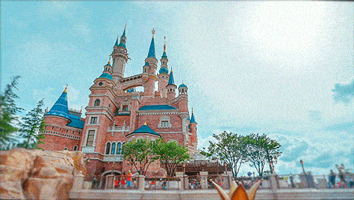 梦幻世界·城堡 迪士尼大门一进来,城堡便映入眼帘,美轮美奂,跟画上