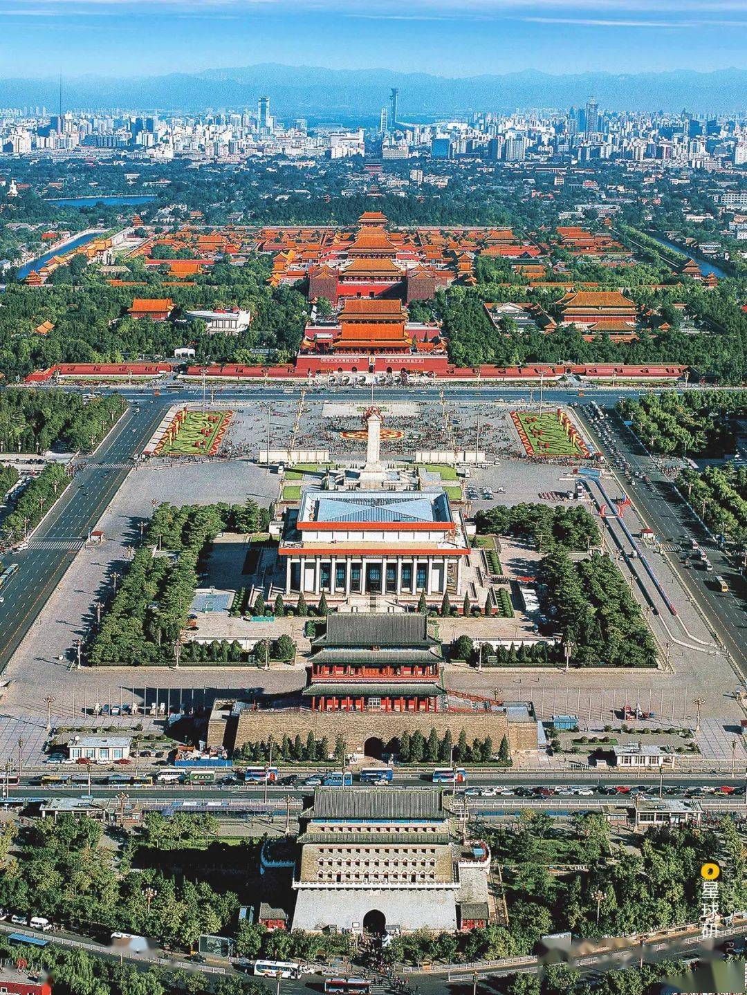 而  明清北京城 则在元大都的基础上 将中轴线发挥到极致 从永定门到