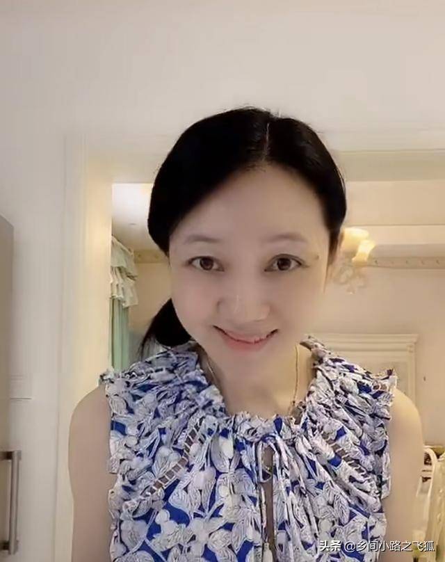 美女主持人周群近照曝光,一改往日形象素颜出镜出演睡美人