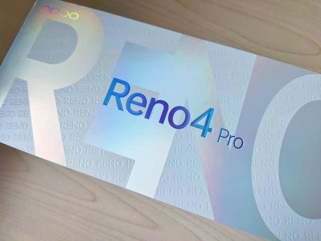 reno4 pro在包装盒上依然延续oppo现在手机的风格,长方体的设计,盒体