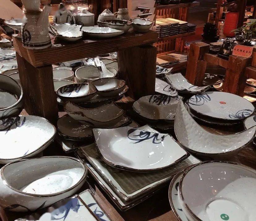 18:00 图片by大众点评@减肥是不可能的 这家餐具店看门面和装修就非常