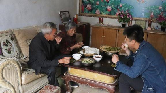 农村80岁爷爷奶奶独自生活,大孙子跑来蹭饭,看把奶奶高兴的