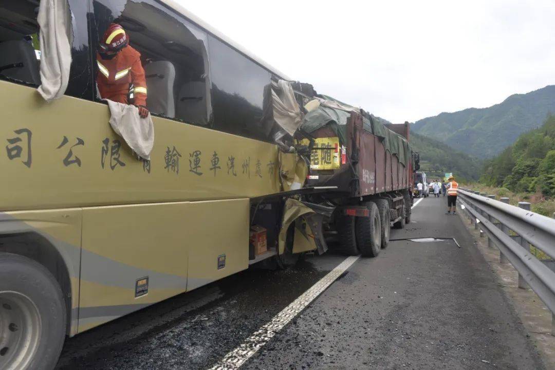 今天上午,一辆丽水发往庆元的大客车追尾大货车,多人受伤,1人抢救无效