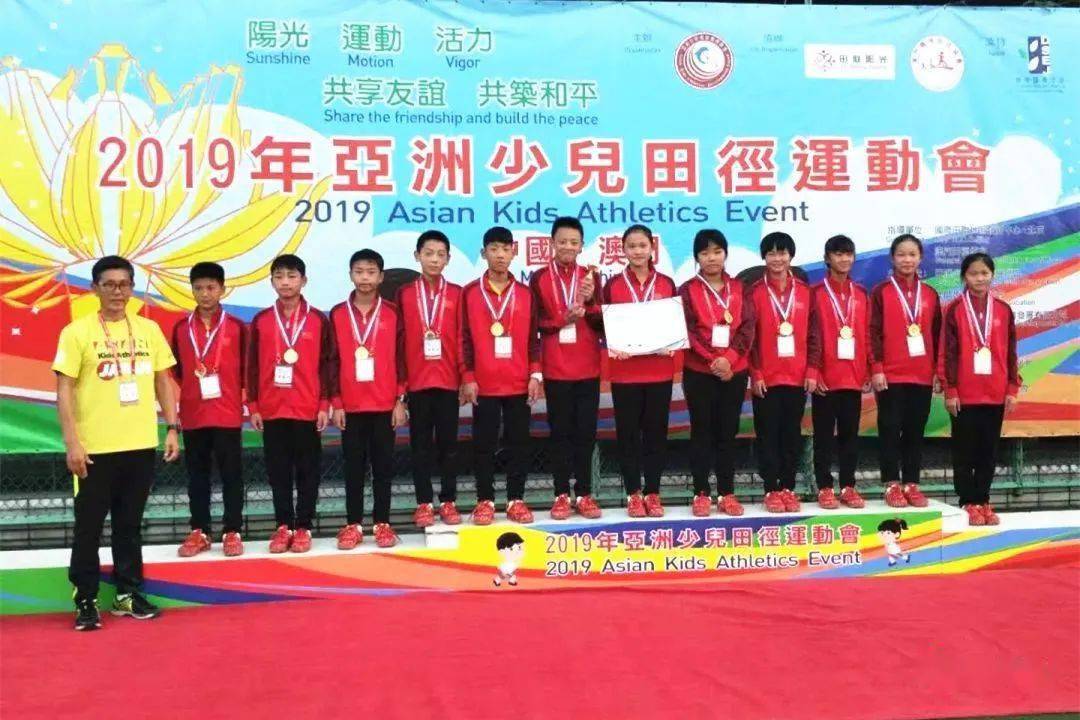 绿茵赛场一次次奏响高昂的国歌 2019年的扬中市小学生田径运动会上