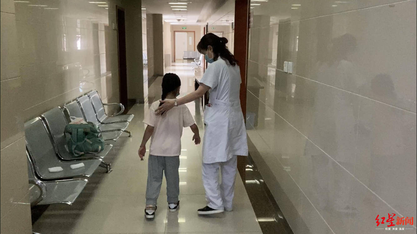 脑瘫|妹妹是她的“拐杖”！现在，患脑瘫的她终于可以独立行走了曾经