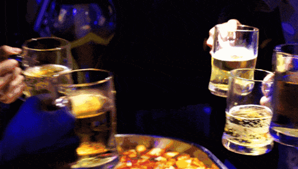 干杯碰撞,一口下肚透心凉,一整日的炎热都被洗刷掉.