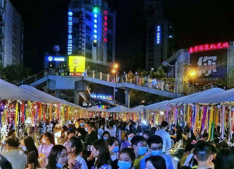 今夜星光灿烂——手机记录成都春熙路"复苏的夜市"