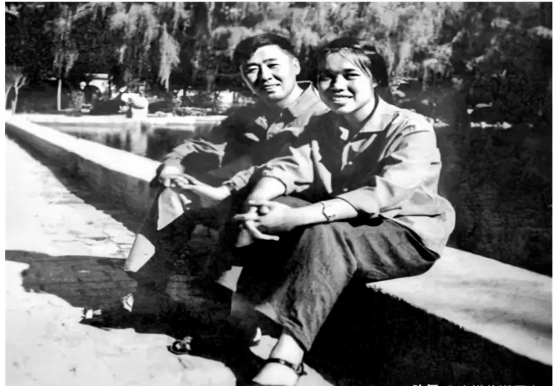 林虹来自北京,长相漂亮多才多艺,身边不乏追求者.