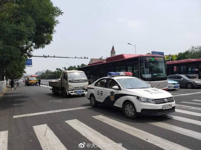 卡车|天津河东区一轻型卡车撞翻护栏砸到骑电动车行人