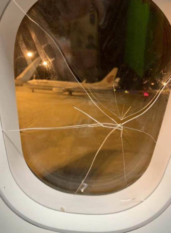 失恋女子酒后砸破舷窗致航班备降 设施女子事后接受警方问询