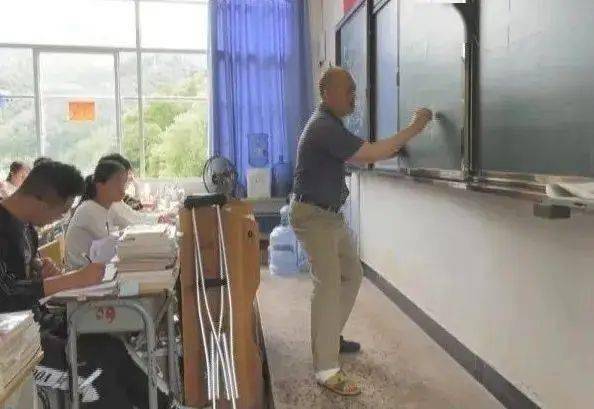 拐杖|为了学生，每天拄着拐杖上课！云南：感动！这个老师脚摔伤了