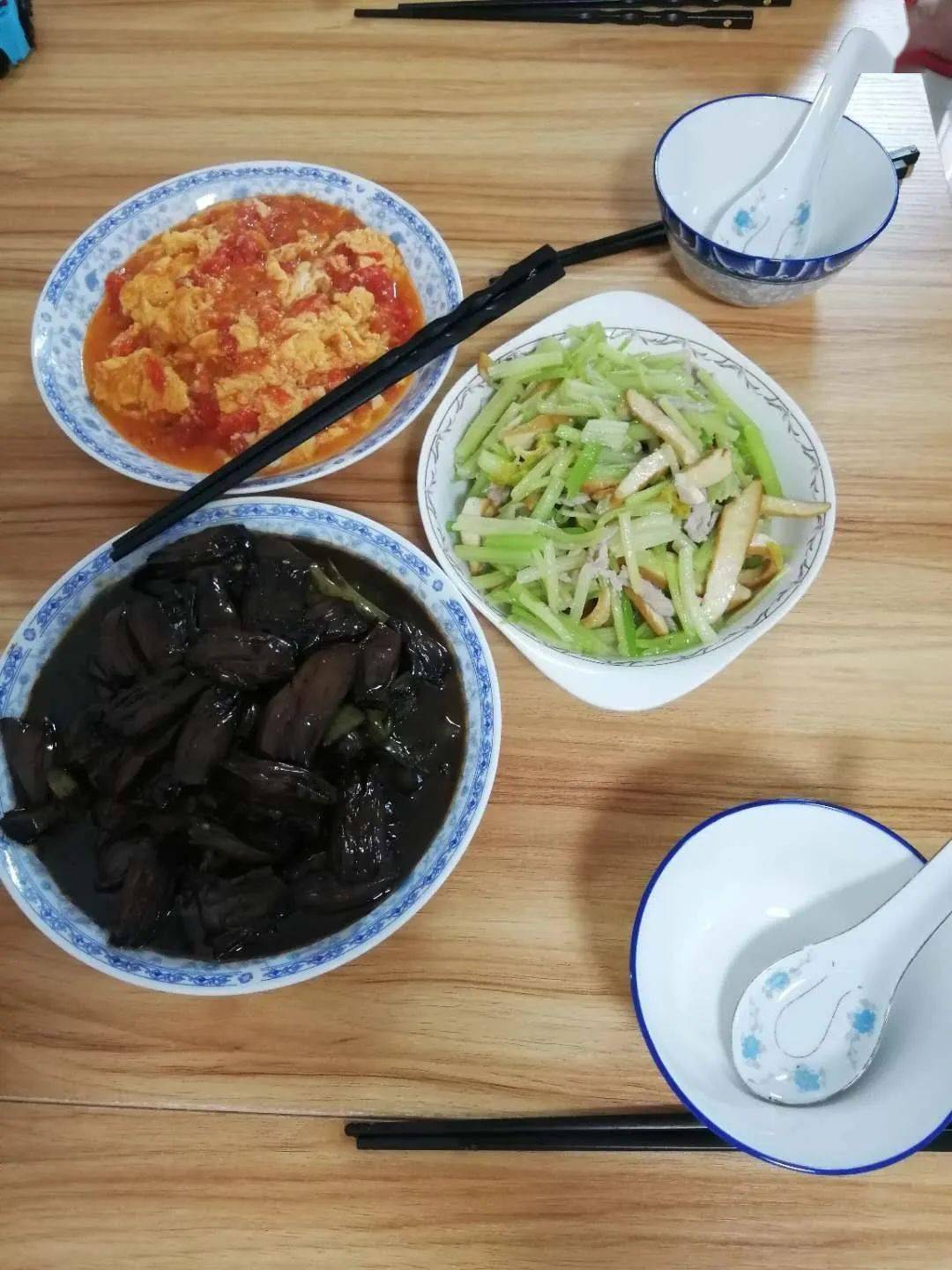 别苗头这个街道的居民为什么都在晒自家的饭菜