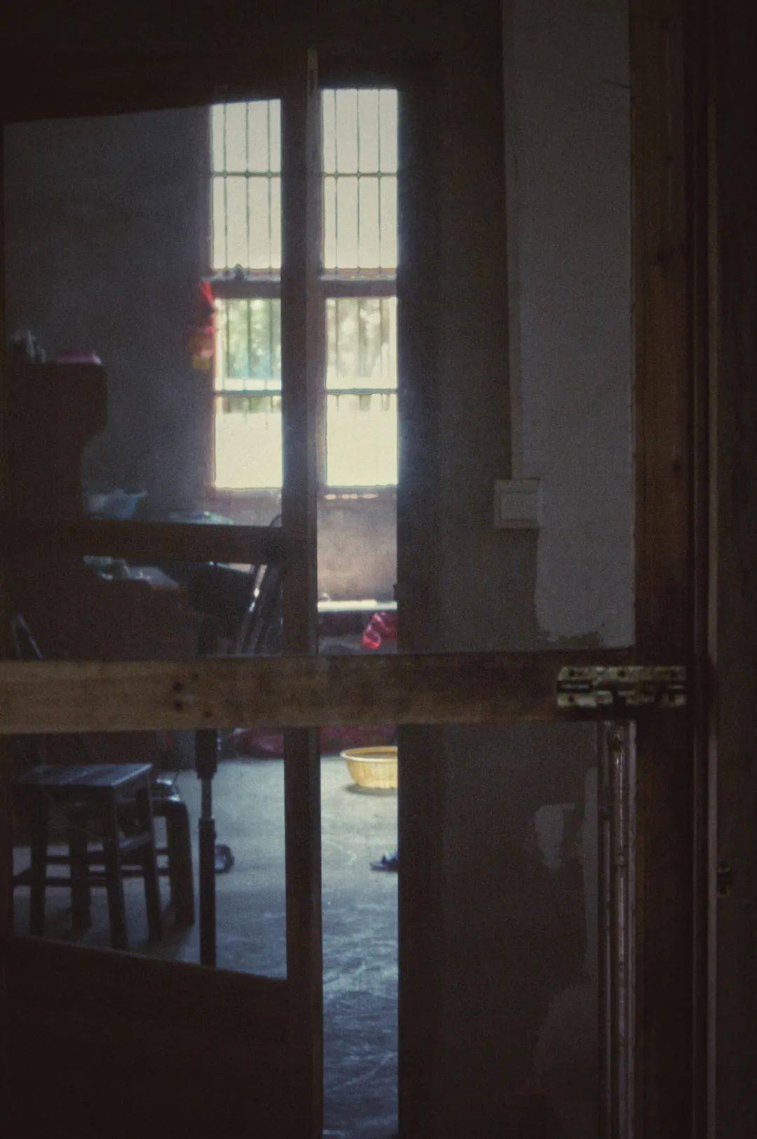 这扇很老的门,嘎吱—— 缓慢而悠长的一声,进入充满光线和灰尘的房间
