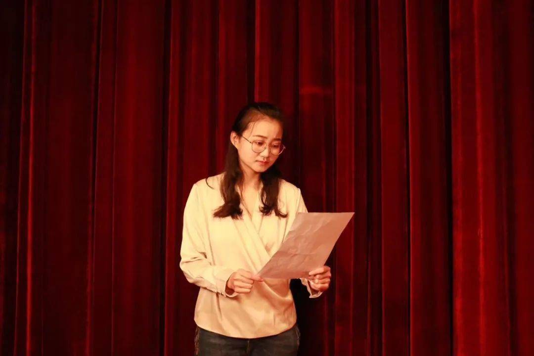 她是来自演艺学院2016级声乐表演专业的-曾玉洁.