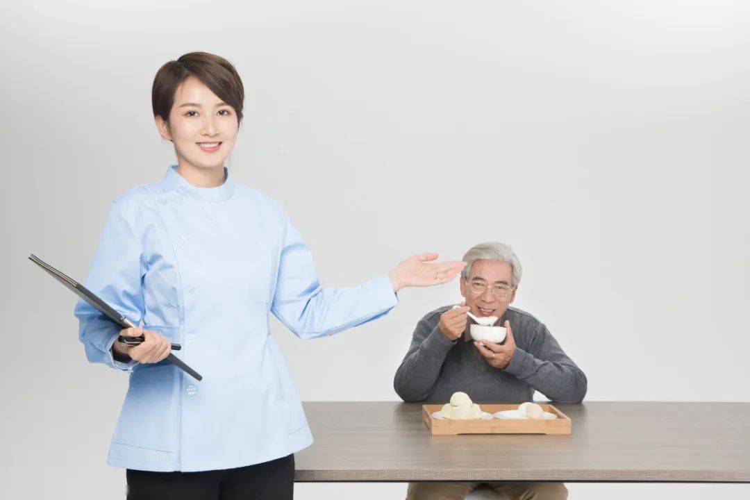 养老护理员的24小时看似平凡却很伟大