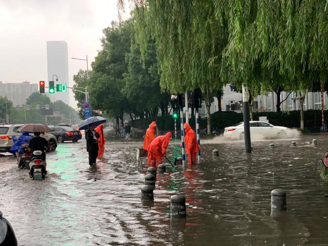 今天南京的雨,就像_____那天一样大