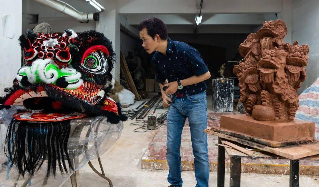 许鸿飞为端午节雕塑舞狮