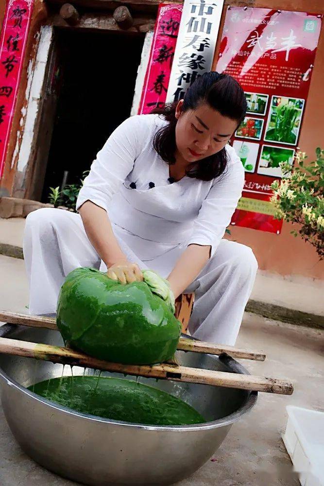 均大市场和荣源市场有固定摊位销售本地特色传统美食:神仙叶凉粉