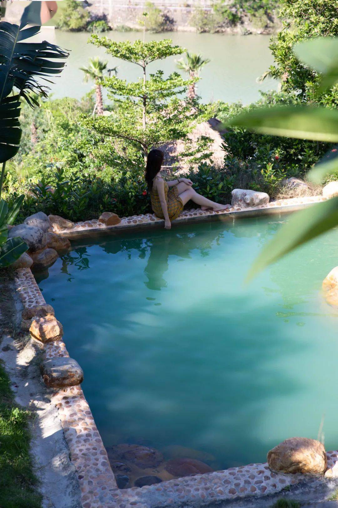 巴厘岛同款「无边际泳池」温泉酒店,就藏在森林里!