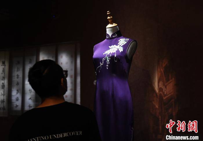 百年海派旗袍亮相重庆吸引市民参观