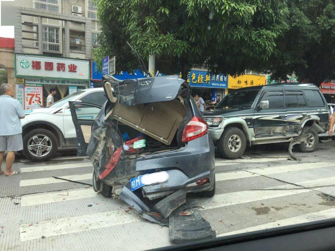 今日宜州区中山大道发生一起车祸多车不同程度受损