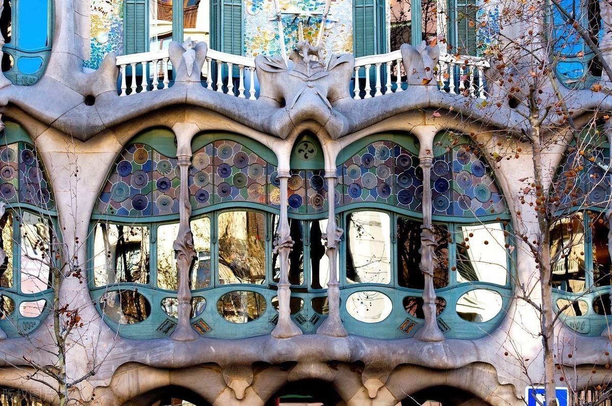 建筑天才高迪的作品更像是为这座城市注入的灵魂一般,使得巴塞罗那