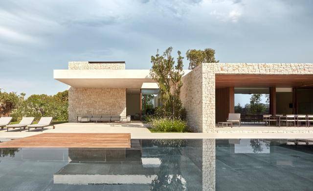 漂亮的西班牙现代住宅,有庭院和游泳池的单层别墅