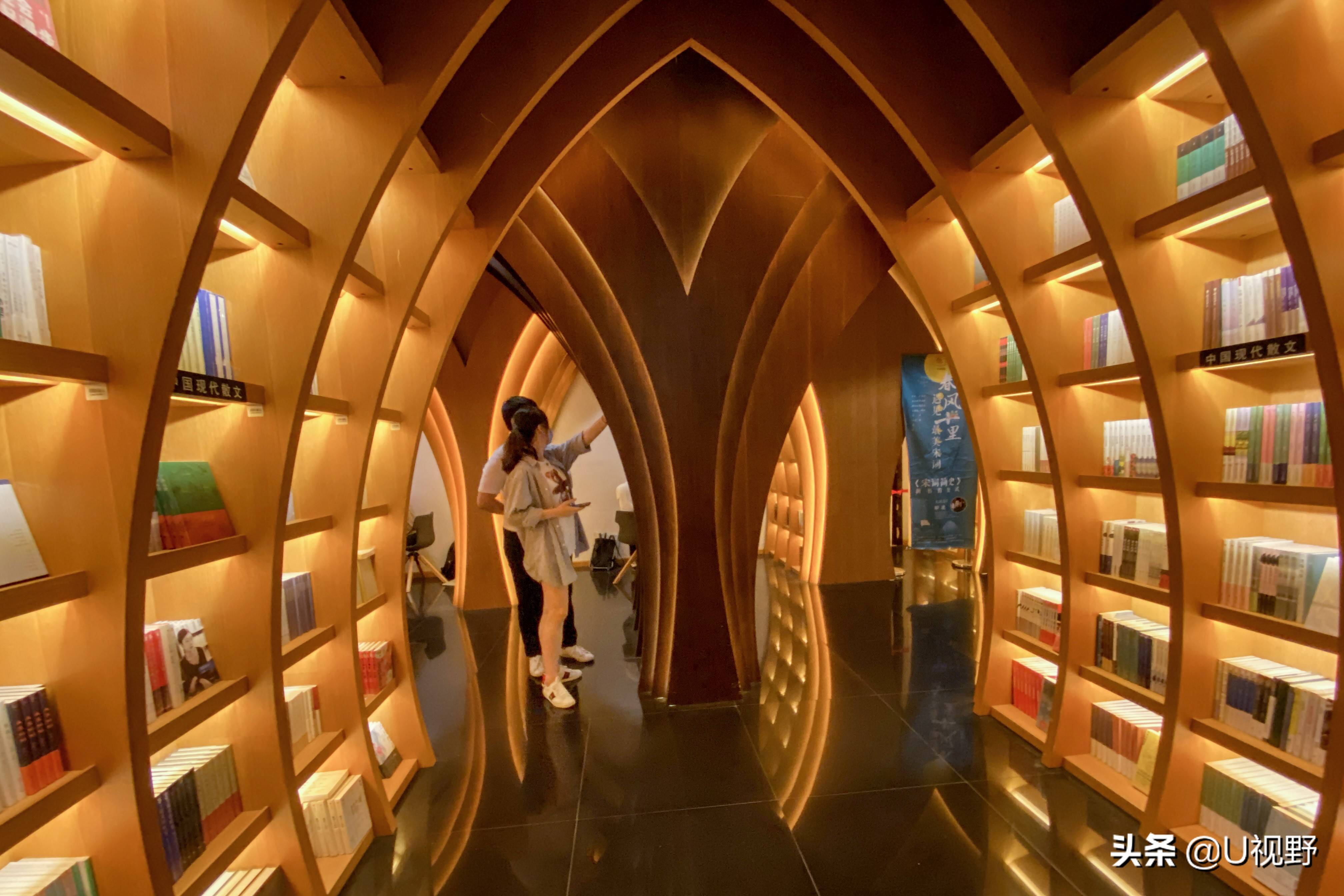 "上海最美书店"钟书阁,像一座皇宫