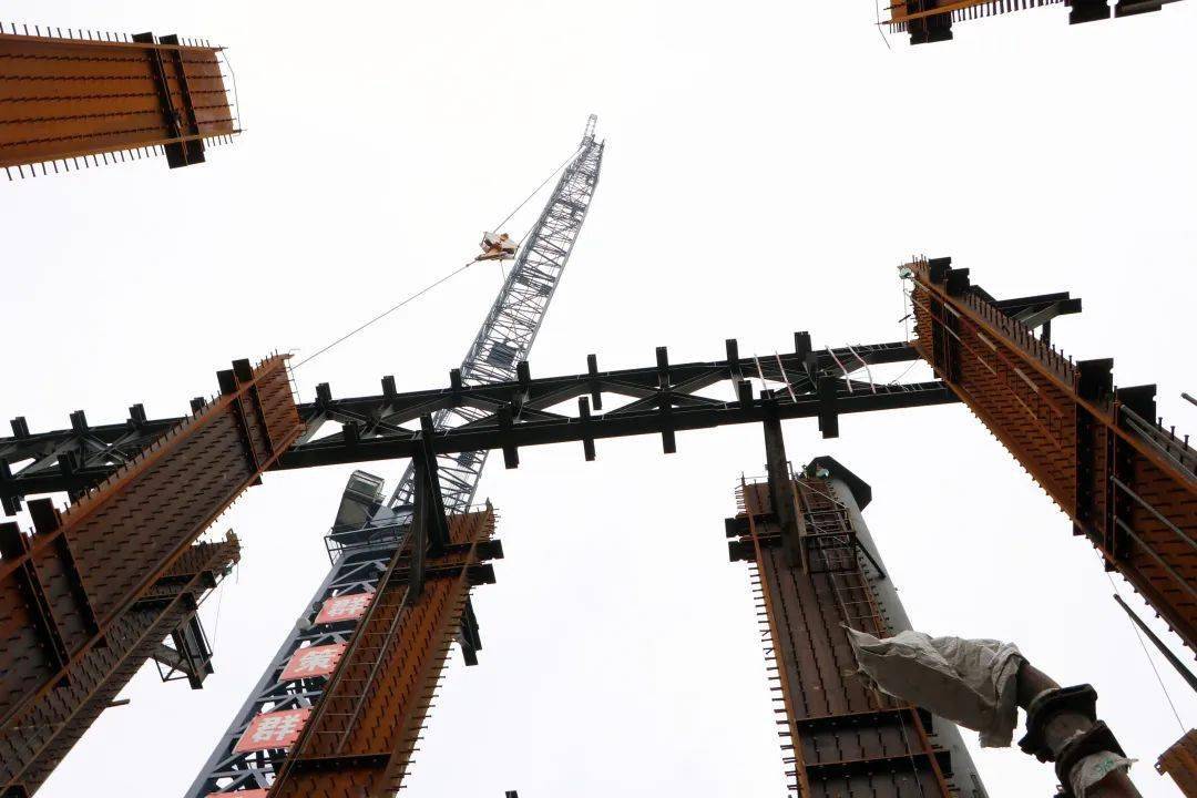 新一代“空中造楼机”诞生,见证西安第一高楼“大国重器”_建筑