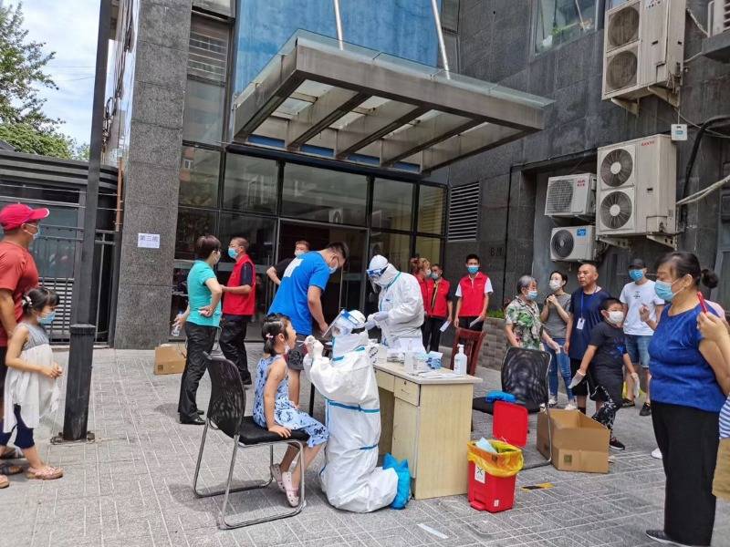 候静|揭秘“网红”照片背后故事她全副武装跪在地上为孩子采样