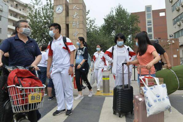 受疫情影响 北京高三学生提前道别回家学习 