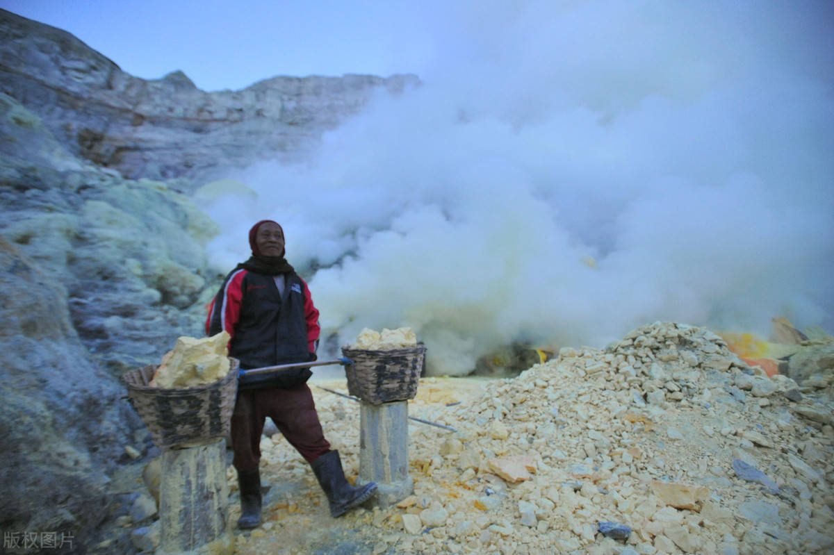 "人间炼狱"里的搬运工,印尼卡瓦伊真火山硫磺矿工纪实