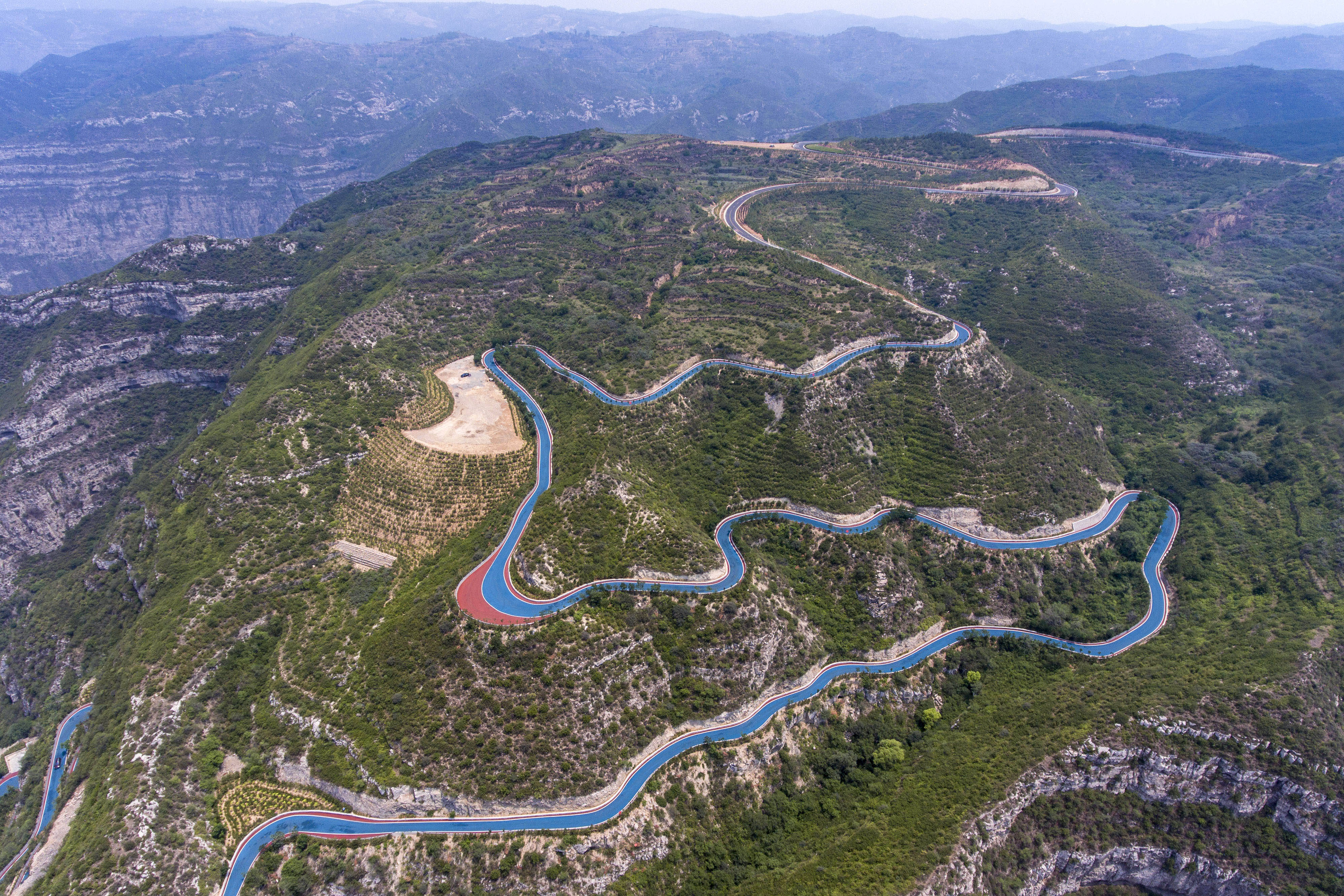 18日拍摄的位于太原市万柏林区王封乡境内的西山旅游公路(无人机照片)