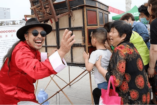 尉氏县这位"拉洋片"的帅哥好玩儿极了
