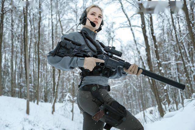 女狙击手露香肩,比模特还美,战场杀敌无数,新狙击步枪