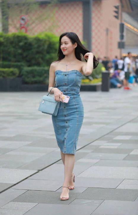 街拍:图3单身美女身材好火爆,你想约她一起去游泳吗?
