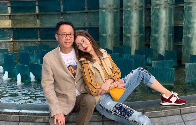 李嘉欣近照曝光，嫁入豪门的亲姐久违露面，两