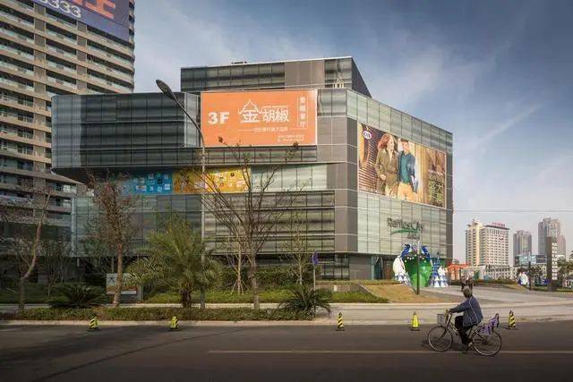 大连GDP为什么上不了万亿_抓拍大连沙滩上妇女(3)